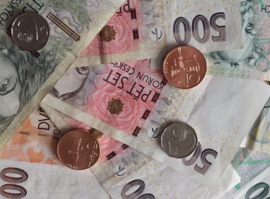 Koruna posílila a nenechala se odradit vývojem ve světě. Dolar dnes čekají data z trhu práce