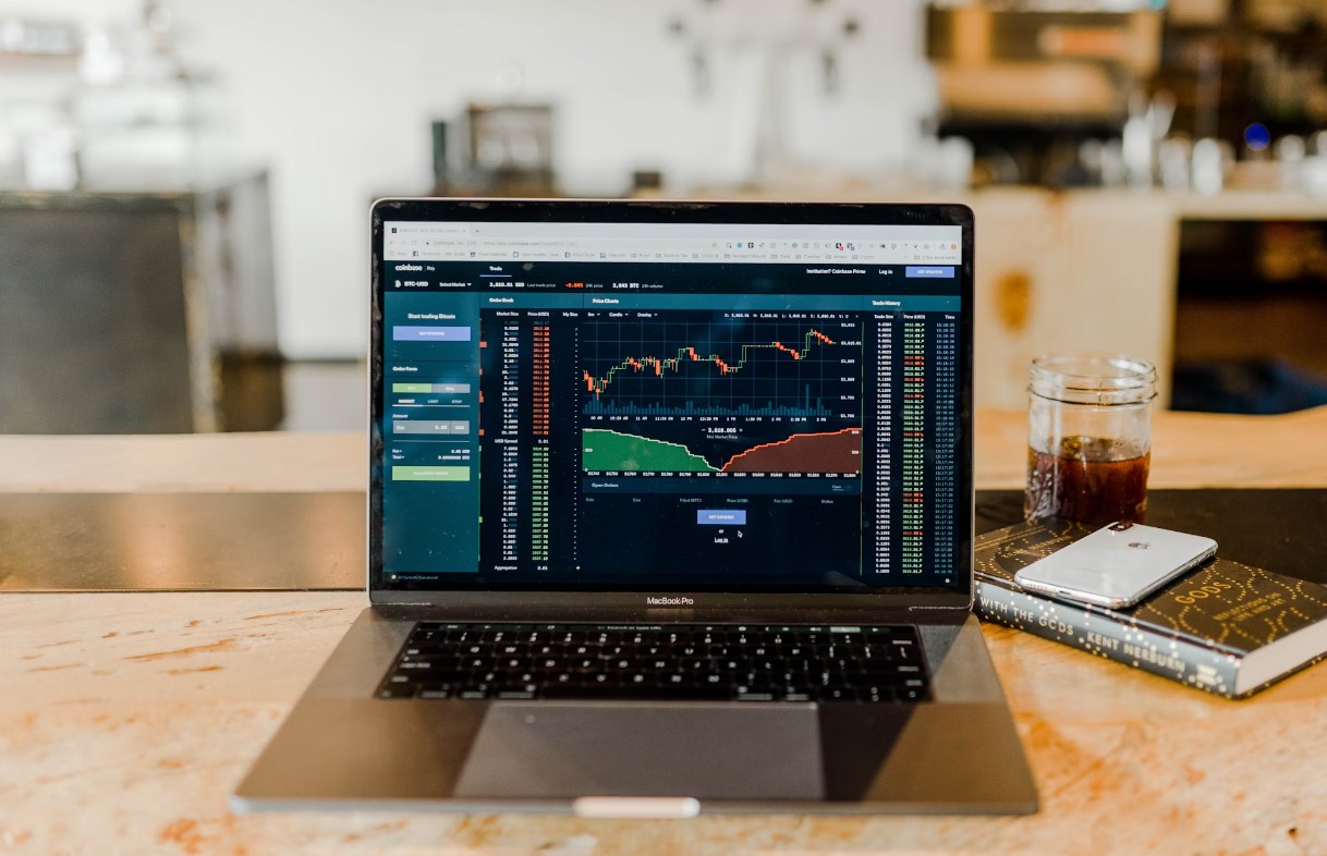 Stratégové z Wall Street varují, že pokles na akciích může vyvolat širší prodeje