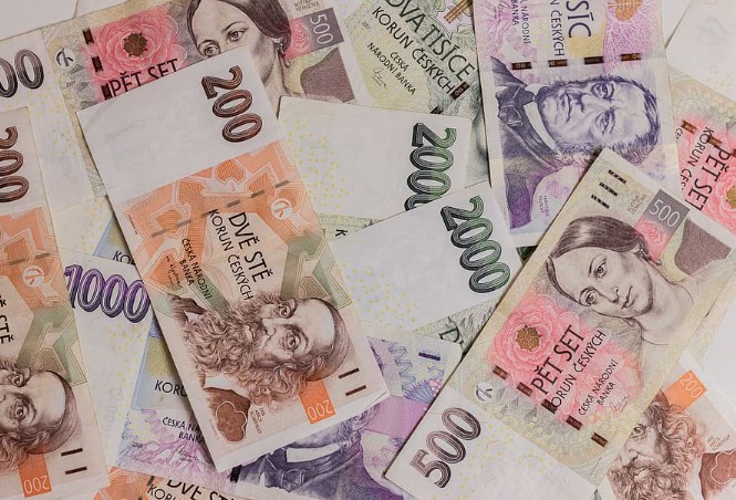 Hlavní trhy dál v červeném, koruna slábne k 25,00 po spekulacích o šéfovi ČNB