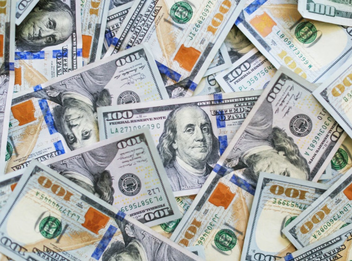 Globální 15% clo zvyšuje nejistotu. Dolar oslabuje, americké futures míří dolů