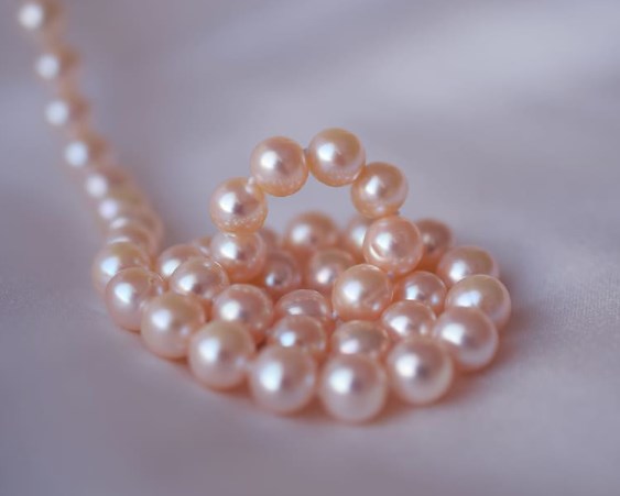 Perly týdne: Evropské akcie v nevýhodě, omyl u technologických firem a přicházející posun od kupování k výrobě