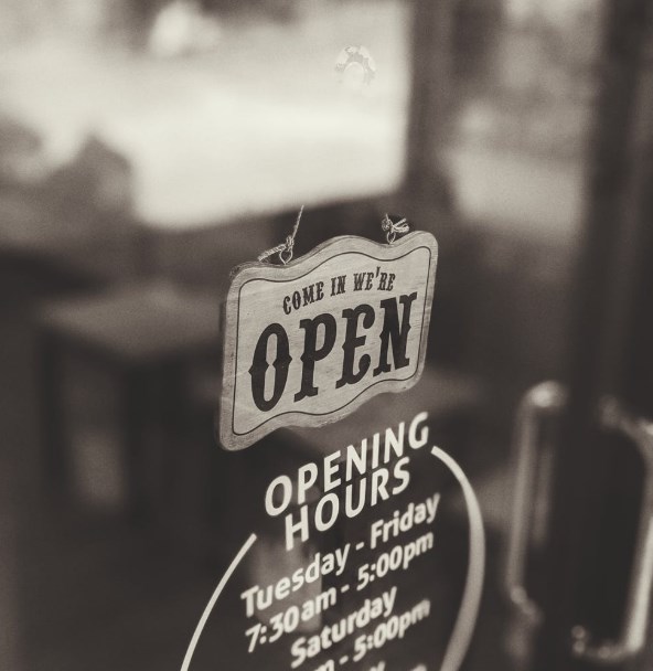 Otevírání ekonomik drží trhy v dobré náladě. Těží z toho akcie, euro i koruna