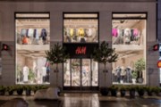 Oděvní řetězec H&M zvýšil tržby o tři procenta, trh ale čekal víc