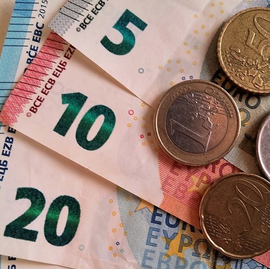 Akciím nálada nevydržela, výnosy zvýraznily pokles. Euro se však zvedá