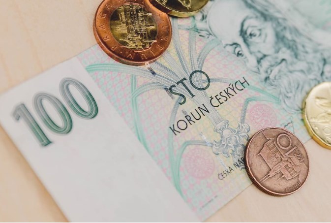 Úvodní růst akciím nevydržel. Koruna nehledí na slabá data