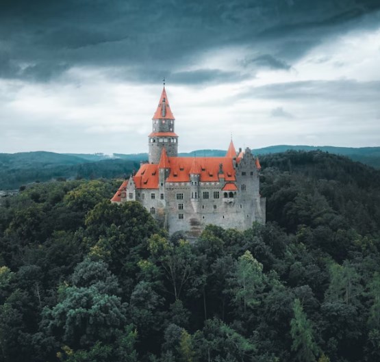 Česko v roce 2026: Stabilní inflace, silná koruna, opatrný růst