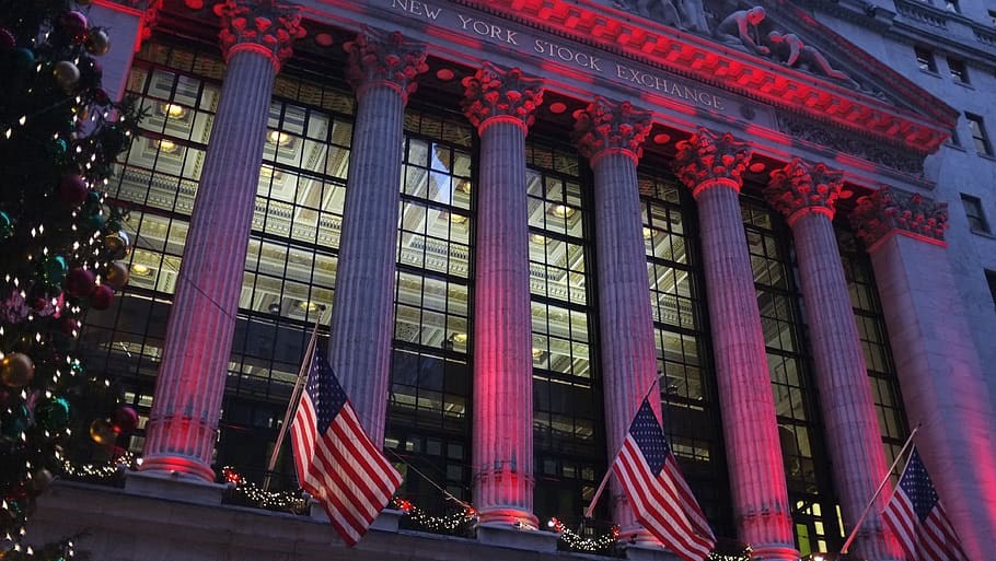 Podpis na spadnutí, pokles daní a slabší výsledky. Trhy zůstávají nejednotné