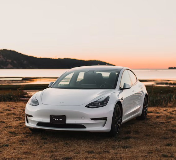 Tesla vydělala méně, než loni. Investory ale překvapila miliardovou hotovostí