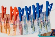 EU přijala plány proti praní peněz, hrozí ale odložení reforem