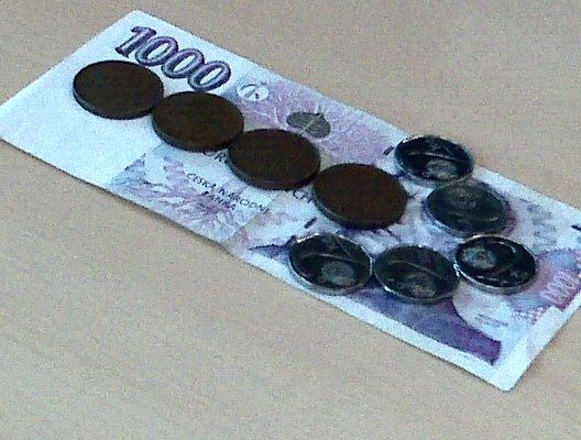 Dolar se ráno zvedá, zato koruna začala rychlým oslabením