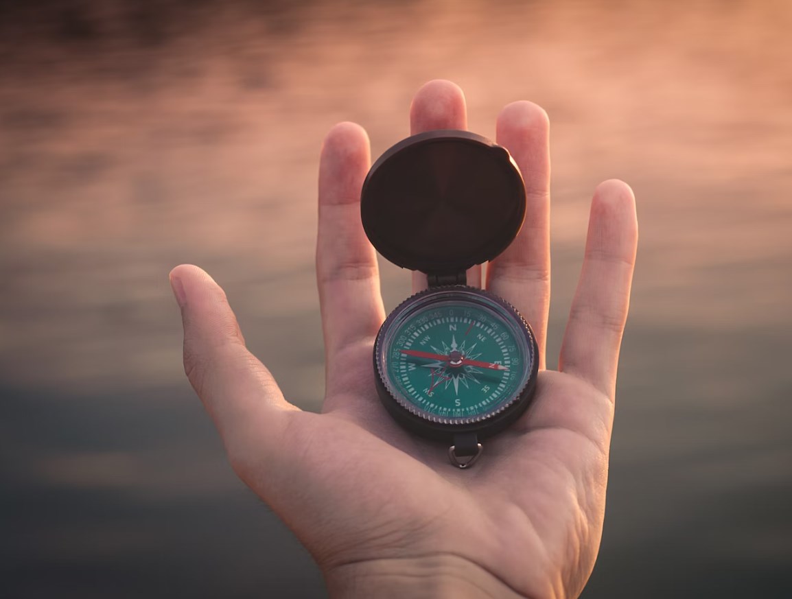 Očekávané komentáře bankéřů ani rozpolcené signály z ekonomiky trhům směr neukázaly