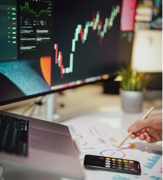 Maersk navýšil celoroční výhled, komentáře z Fedu hovoří ve prospěch mírnějších snížení sazeb a futures jsou smíšené