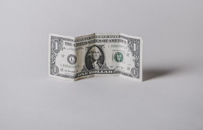 Pátek začal propadem. Všimly si akcie konečně výnosů a Fedu?