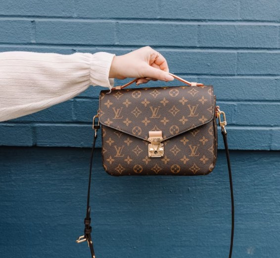 Další růst na zlatu, silná čísla ASML a propad poptávky po luxusu od LVMH