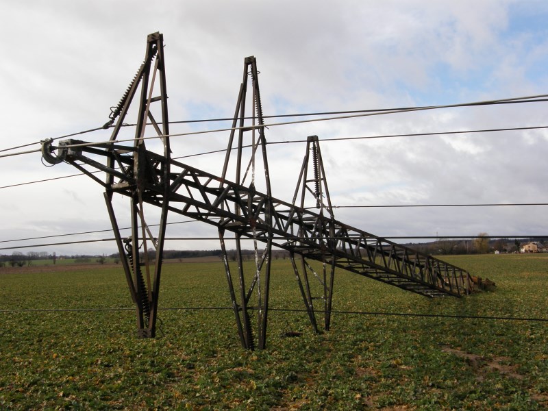 Elektřina se na 7měsíčním vrcholu dlouho neohřála. Tíží ji nejisté vyhlídky a německé volby
