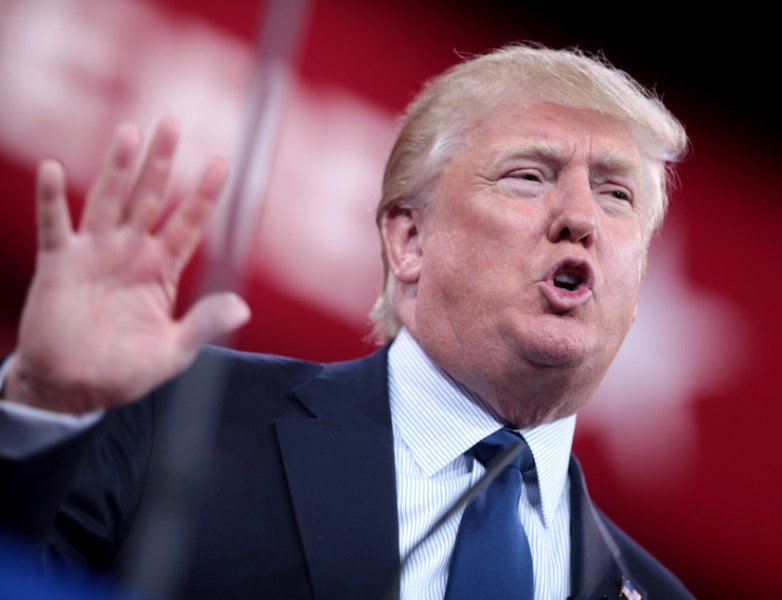 Trump tlačí Fed do obnovy QE a americké výnosy klesají. Dolar se však drží