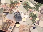 Zisky eura proti dolaru se na úvod týdne ztenčily