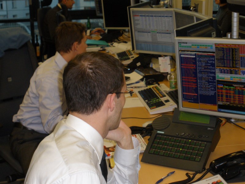 Pražská burza stále v záporu, trh neoživila ani americká makrodata