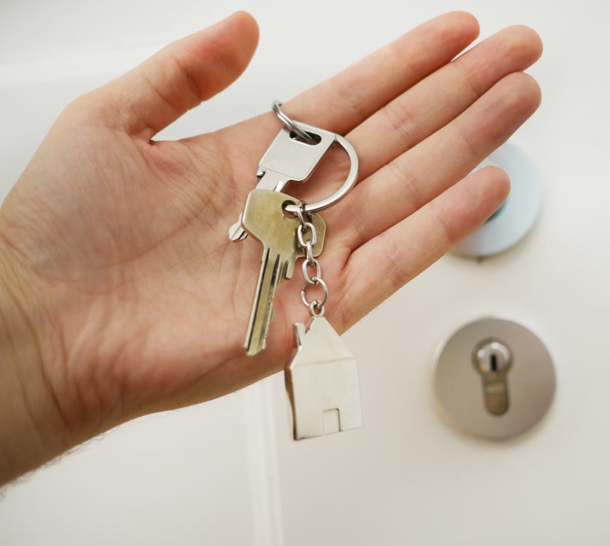 Wall Street očekává snížení sazeb Fedu, britský trh nemovitostí ožívá a dnešní futures jsou v červeném