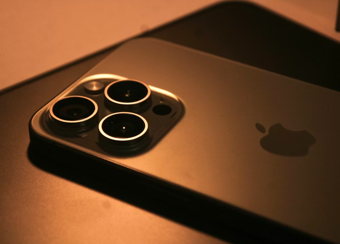 Apple slaví rekordní Vánoce. iPhone táhne, pozornost se soustředí na marže a AI