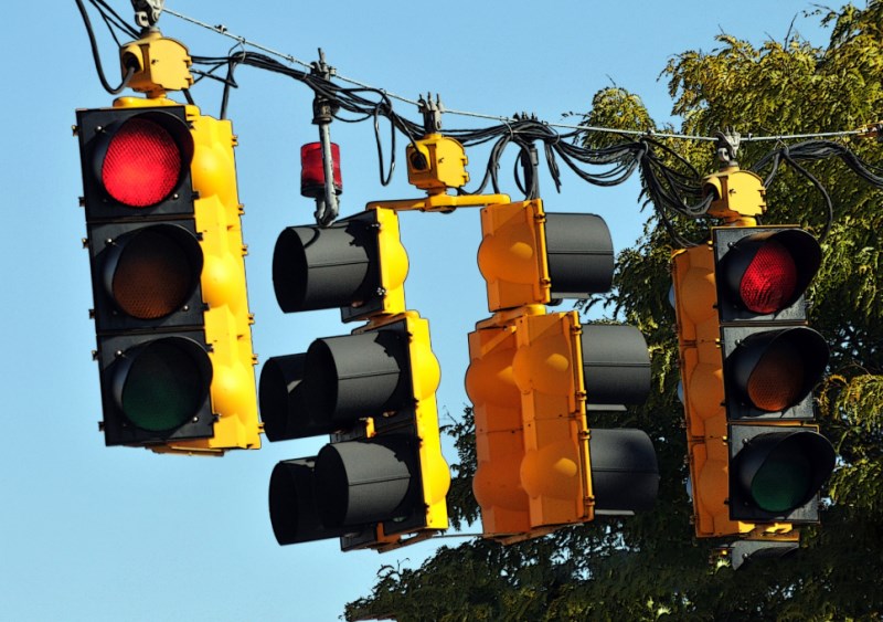 Koruně ztráty zůstávají. Hlavní trhy před svátkem vysílají smíšené signály