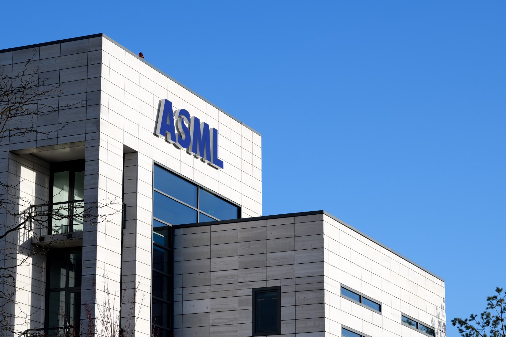 AI znovu pod tlakem. Trhy sledují inflaci i výsledky ASML
