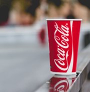 Summary: Akcie firmy Coca-Cola zatím po výsledcích vyšuměly o 7 %