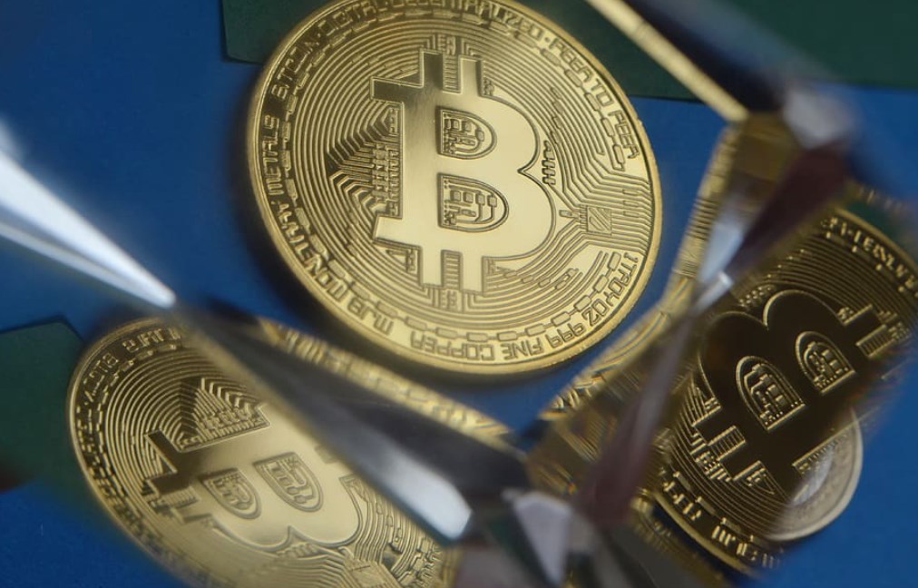 Víkendář: Mankiw o záměrně vyvolané recesi, univerzálním příjmu a investicích do kryptoměn