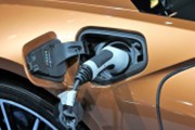 Akcie výrobce baterií pro elektromobily LGES v burzovním debutu rostly i o 99 procent