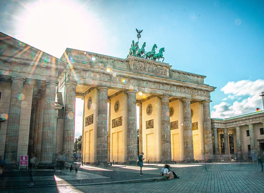 Ekonomika Německa se loni po pandemickém propadu vrátila k růstu, letos by měla dále zrychlit