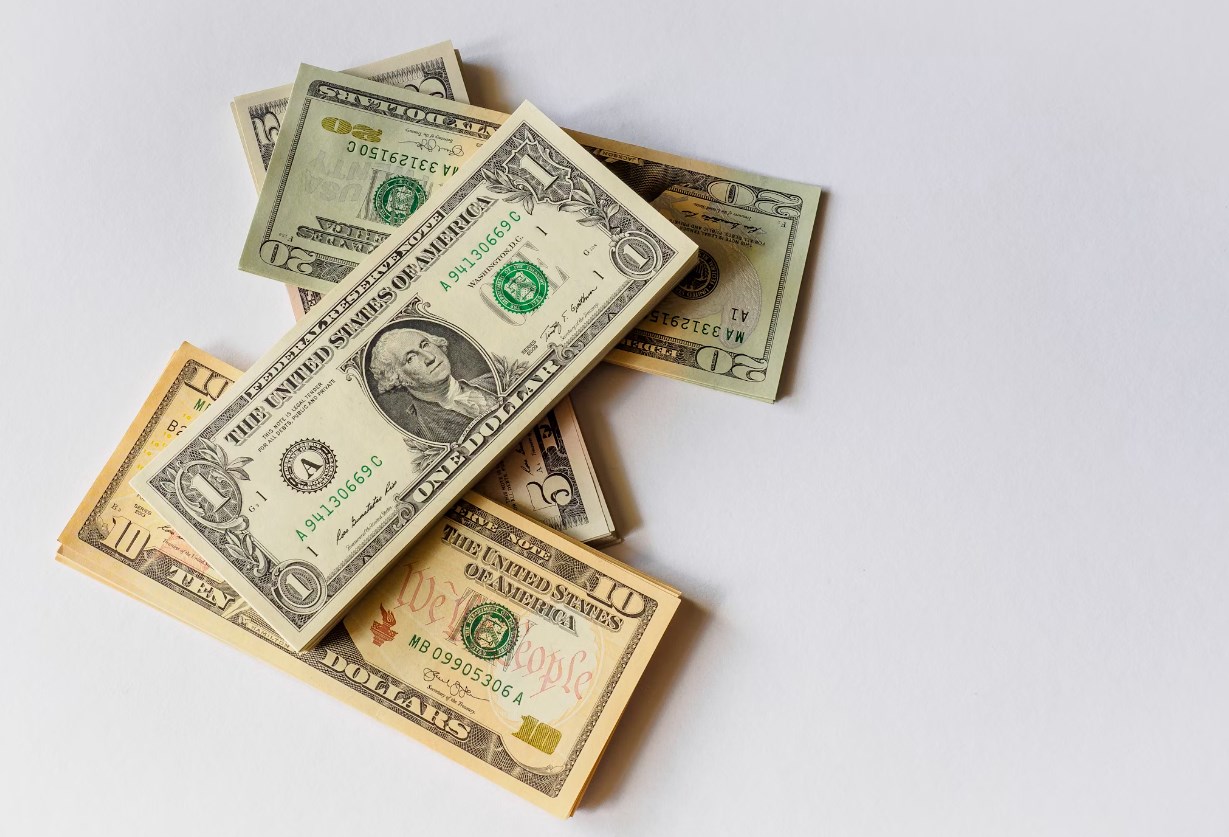 FX Strategie: Americká březnová inflace zřejmě udrží dolarové sazby vysoko a dolar silný. Pro korunu to může být problém