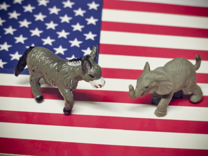U nás hrozí nouzový stav, v USA proběhne prezidentská debata