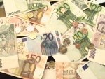 Eurodolar se zkouší dostat ještě výš, koruna nakonec oslabila
