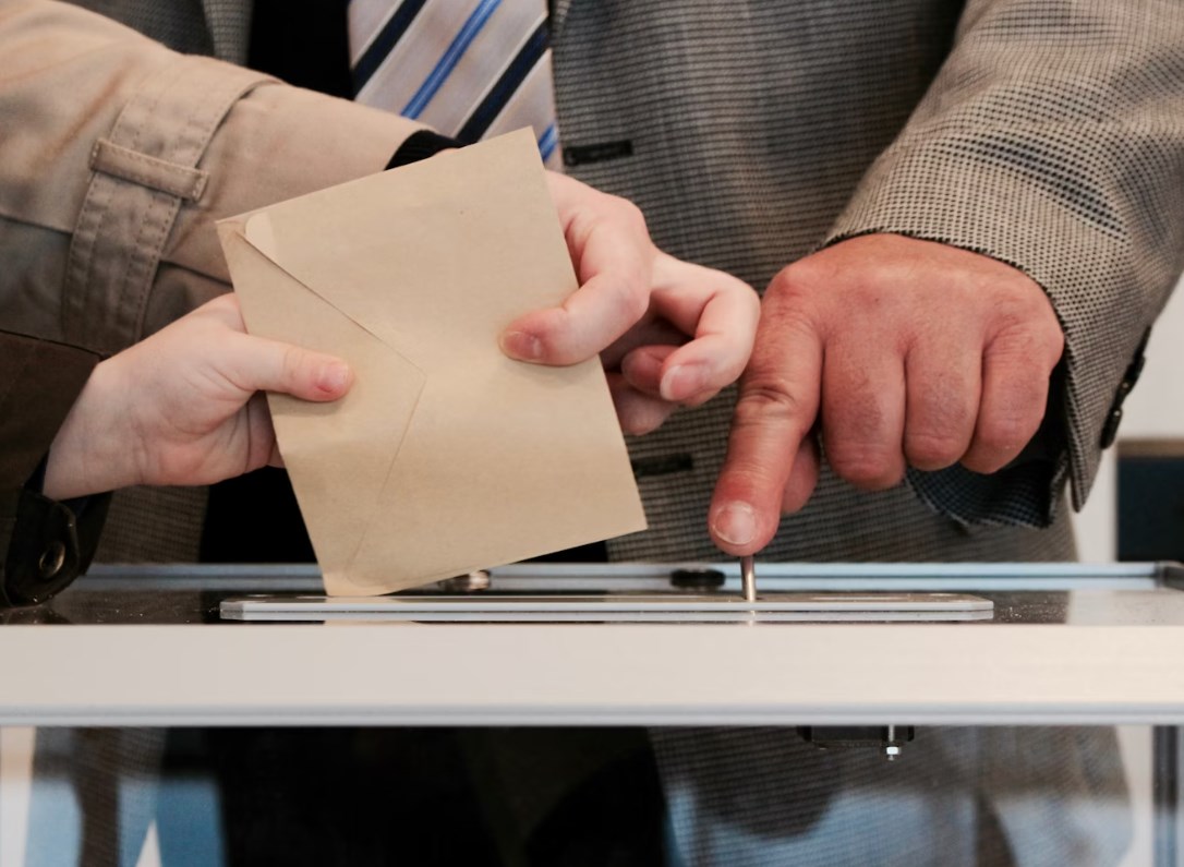 V Česku začíná volební víkend, Francie řeší rozpočtovou krizi a evropské futures jsou v zeleném