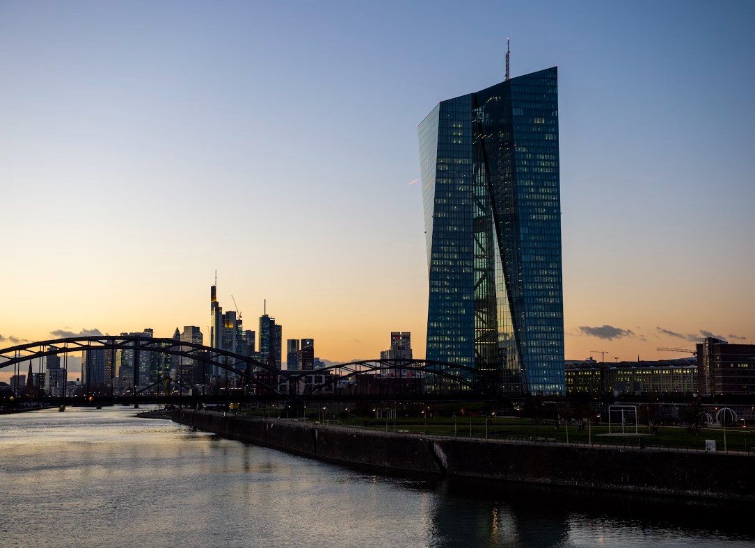 ECB bude dnes sazby držet, Fed letos sníží sazby dvakrát či jen jednou, futures jsou v červeném