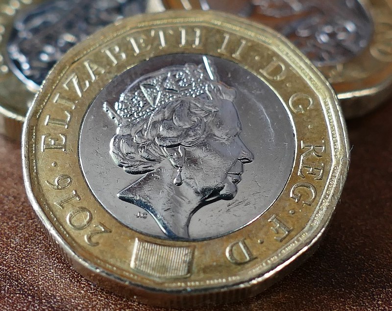 Nová cla nebrání evropským akciím v růstu. Libru posílá dál dolů politická nejistota