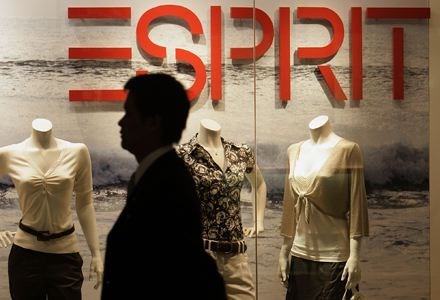 Hongkongského výrobce oděvů Esprit opustí generální ředitel, obchodování s akciemi (-22 %) pozastaveno