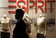 Hongkongského výrobce oděvů Esprit opustí generální ředitel, obchodování s akciemi (-22 %) pozastaveno