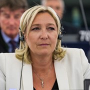 Hrozí Le Penové „nechci euro“ krizí horší než Lehman Brothers?