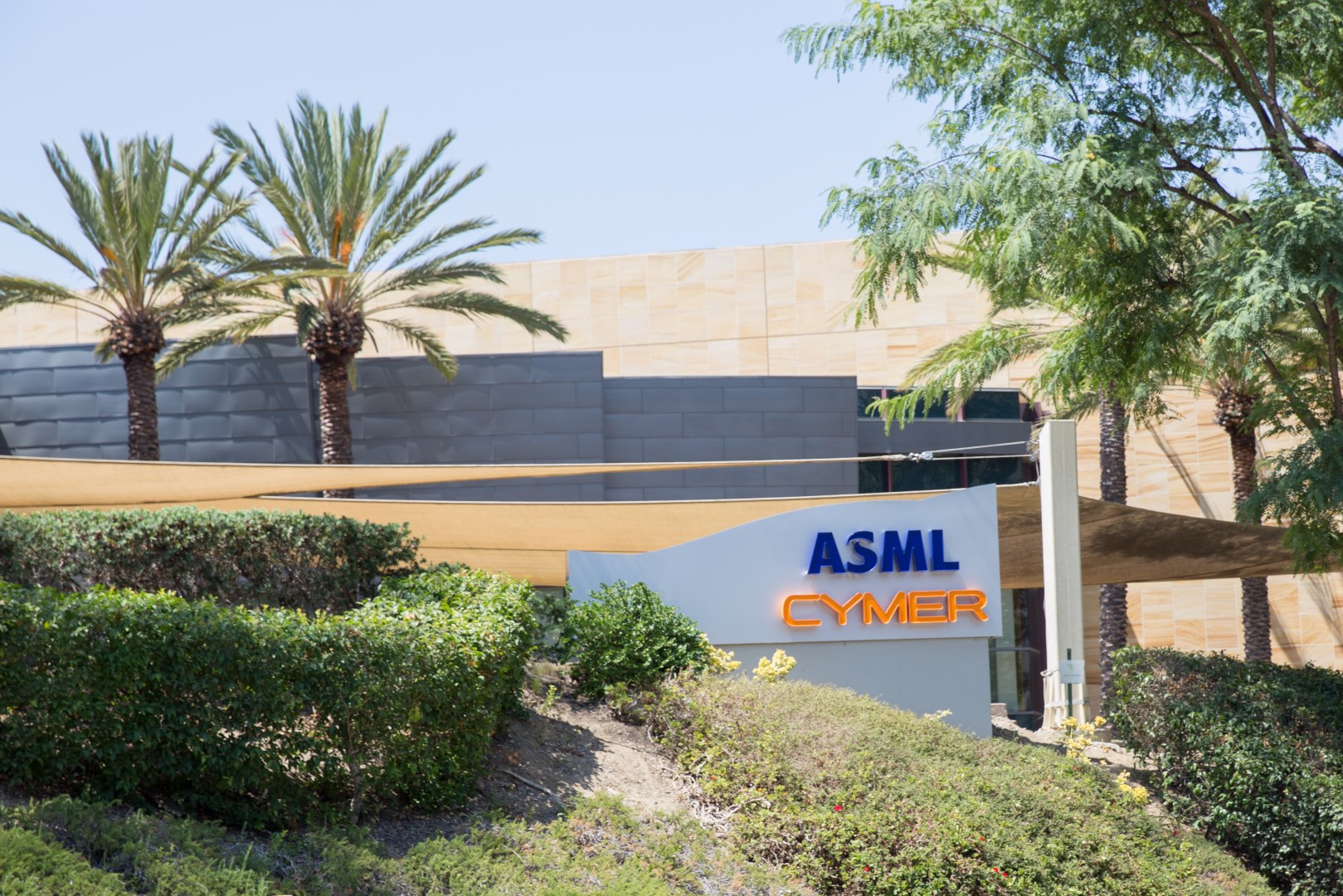 ASML nestíhá AI boom. Výrobce klíčových strojů zvedl výhled, ale varuje před nedostatkem kapacit