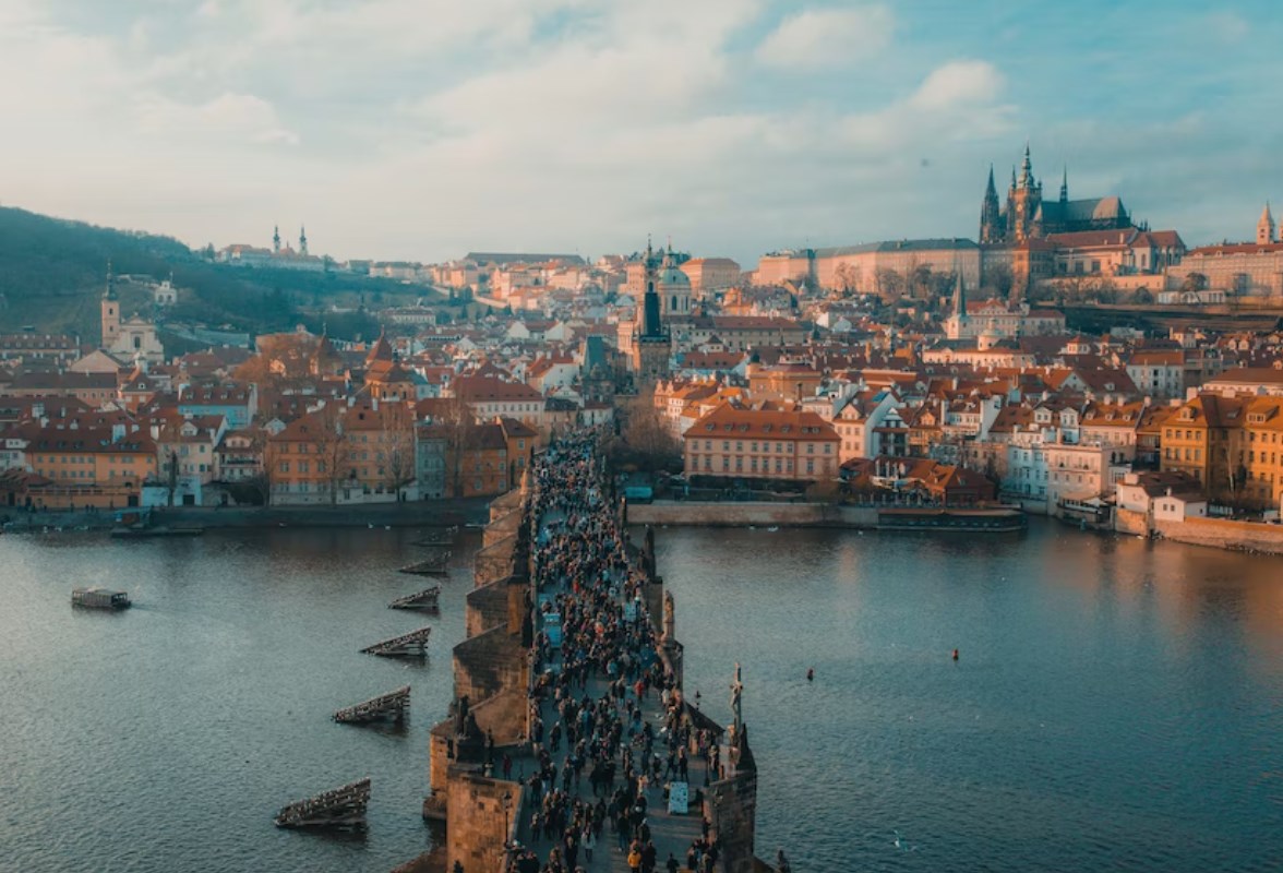 Tuzemská ekonomika v závěru roku propadla o 0,4 % mezikvartálně z titulu poklesu spotřeby domácností