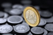 Euro už za 24,50 Kč, akcie se drží v zeleném