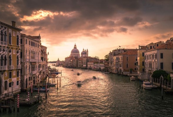 Rozbřesk: Proč si Italové půjčují rekordně levně, když dluh atakuje 160 % HDP?