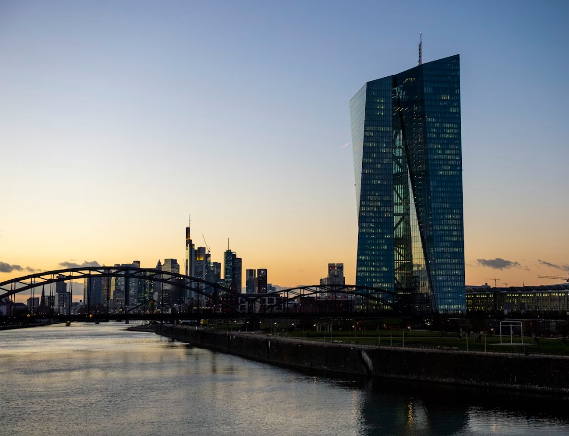 ECB ponechala sazby beze změny, inflace pod cílem tón politiky nemění