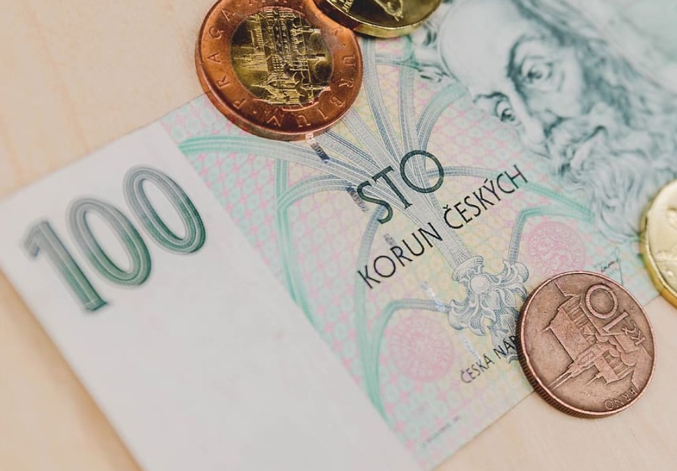 Akcie před Fedem míří nahoru, koruně pomáhá vyhlídka vyšších sazeb