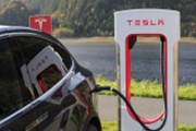 Reuters: Tesla chce zlevnit své elektromobily pomocí nové baterie