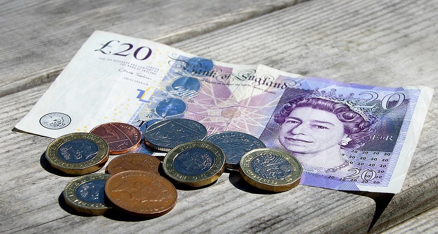 Trump povzbuzuje Fed do akce, libru dál drtí brexit a akcie nemají jasný směr