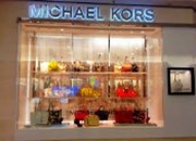 Nové obchody pomohly Michael Kors ve 2Q k růstu tržeb; Akcie +5 %