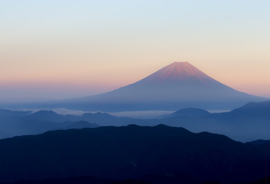 BoJ diskutovala o nižším riziku deflace, Putin zakazuje dodávky ruské ropy do zemí uplatňujících cenový strop a futures jsou dnes smíšené