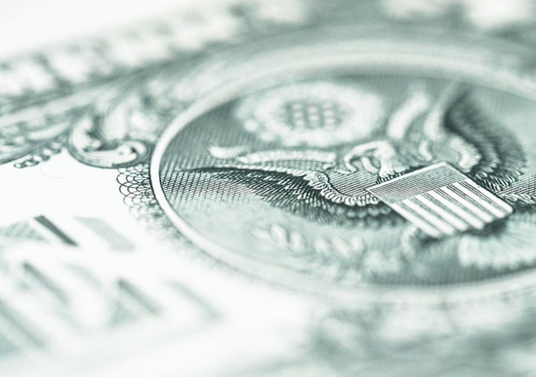 Dolar posílil, zatímco růst akcií odpoledne vyprchává